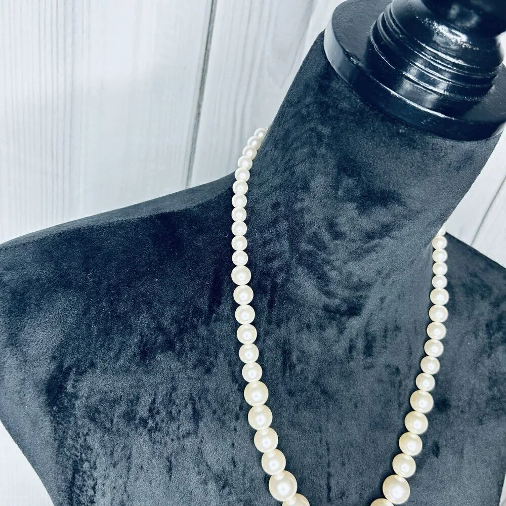 Vintage RMN Single Strand Graduated Faux Pearl Necklace 22
